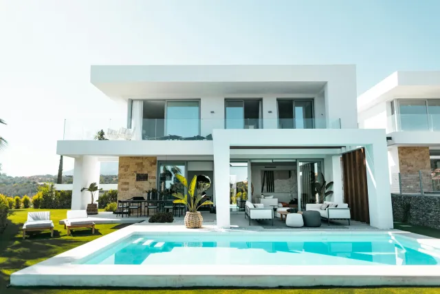 Villa blanche avec piscine