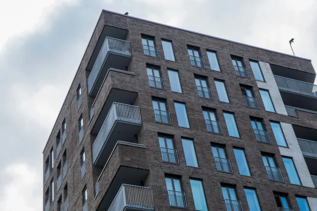 Immeuble en briques avec balcons